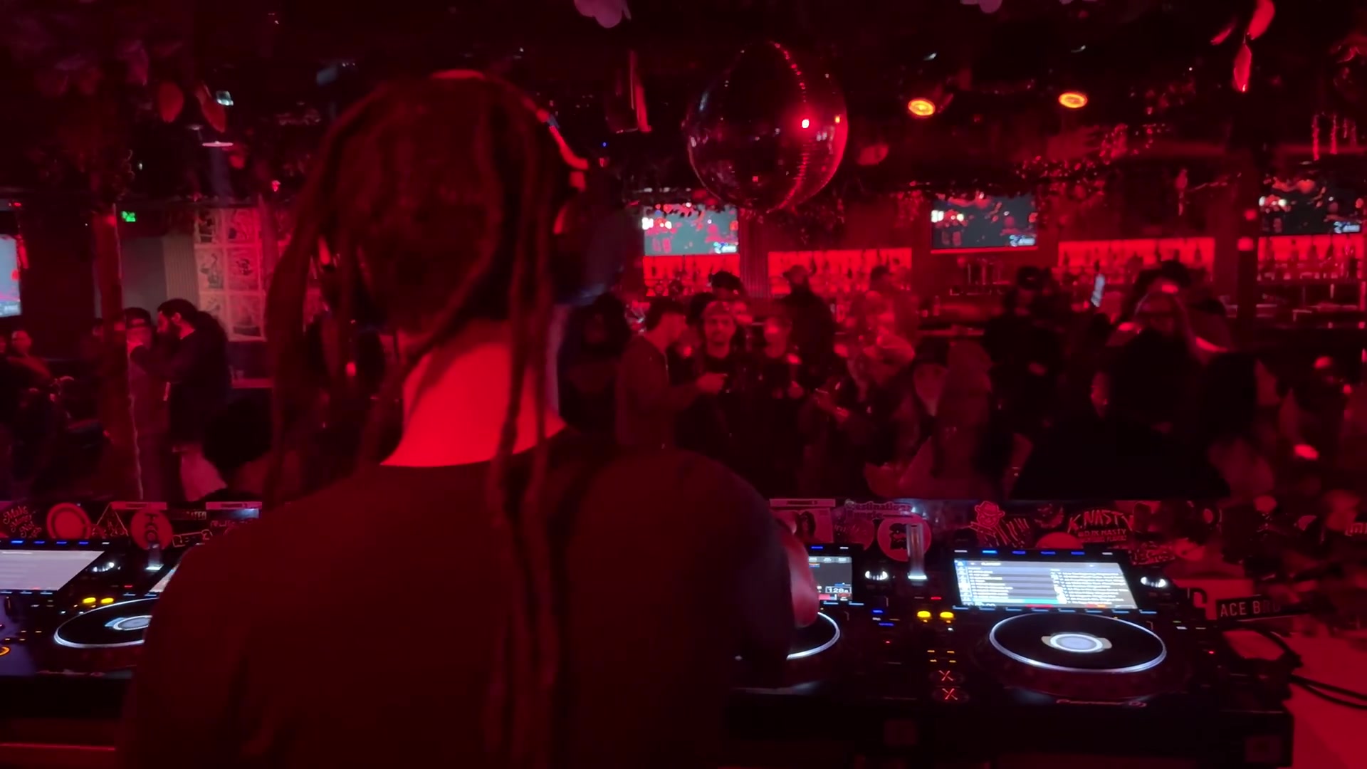 Cameron Cloud performing at Jungle Hollywood